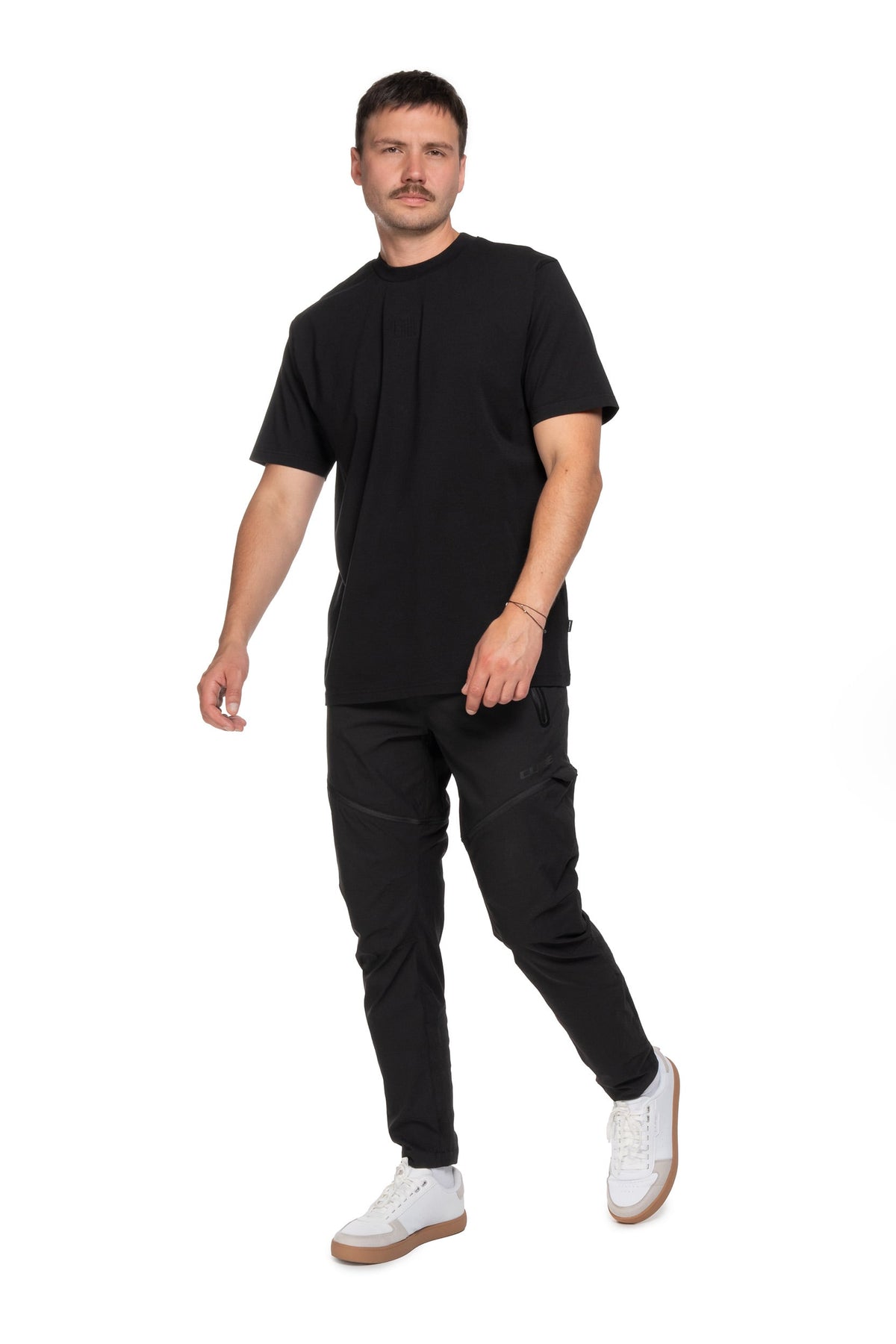 Tricou CUBE Organic T-shirt Embossed Gty Fit Black pe model (184 cm, mărimea M) – față