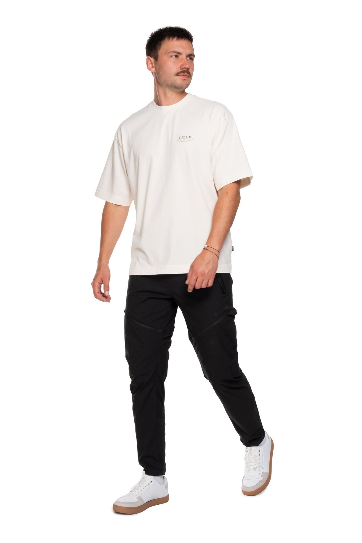 Tricou CUBE Organic T-shirt Club Dropshoulder White pe model (184 cm, mărimea M) – față