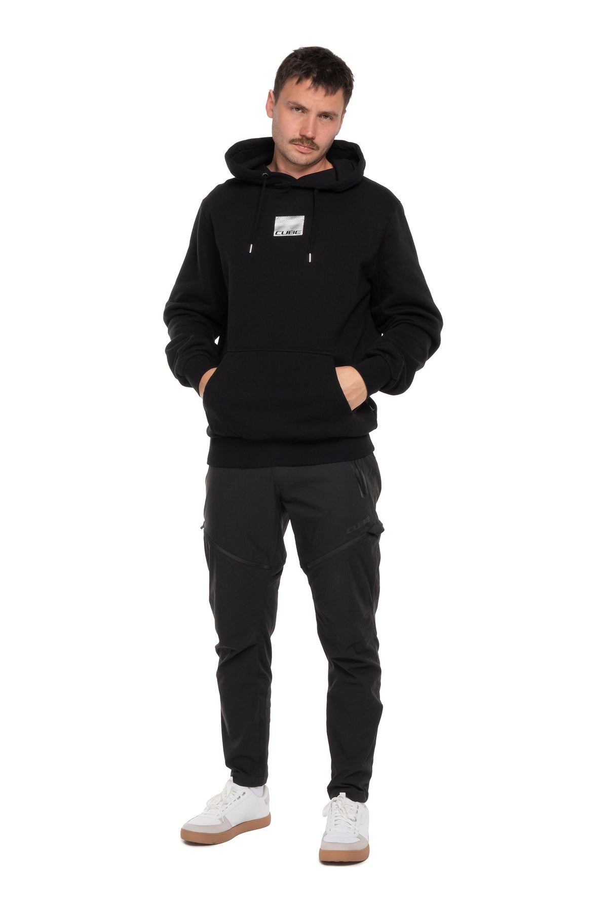 Hanorac CUBE Organic Grid Black pe model (184 cm, mărimea M) – față