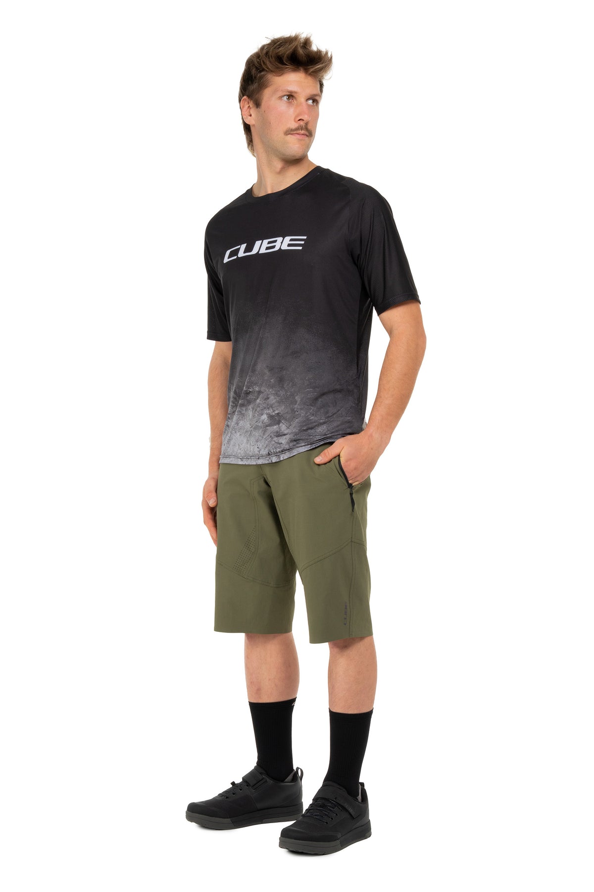 Pantaloni CUBE MTB Enduro TM Reed Green pe model (185 cm, mărimea M) – față