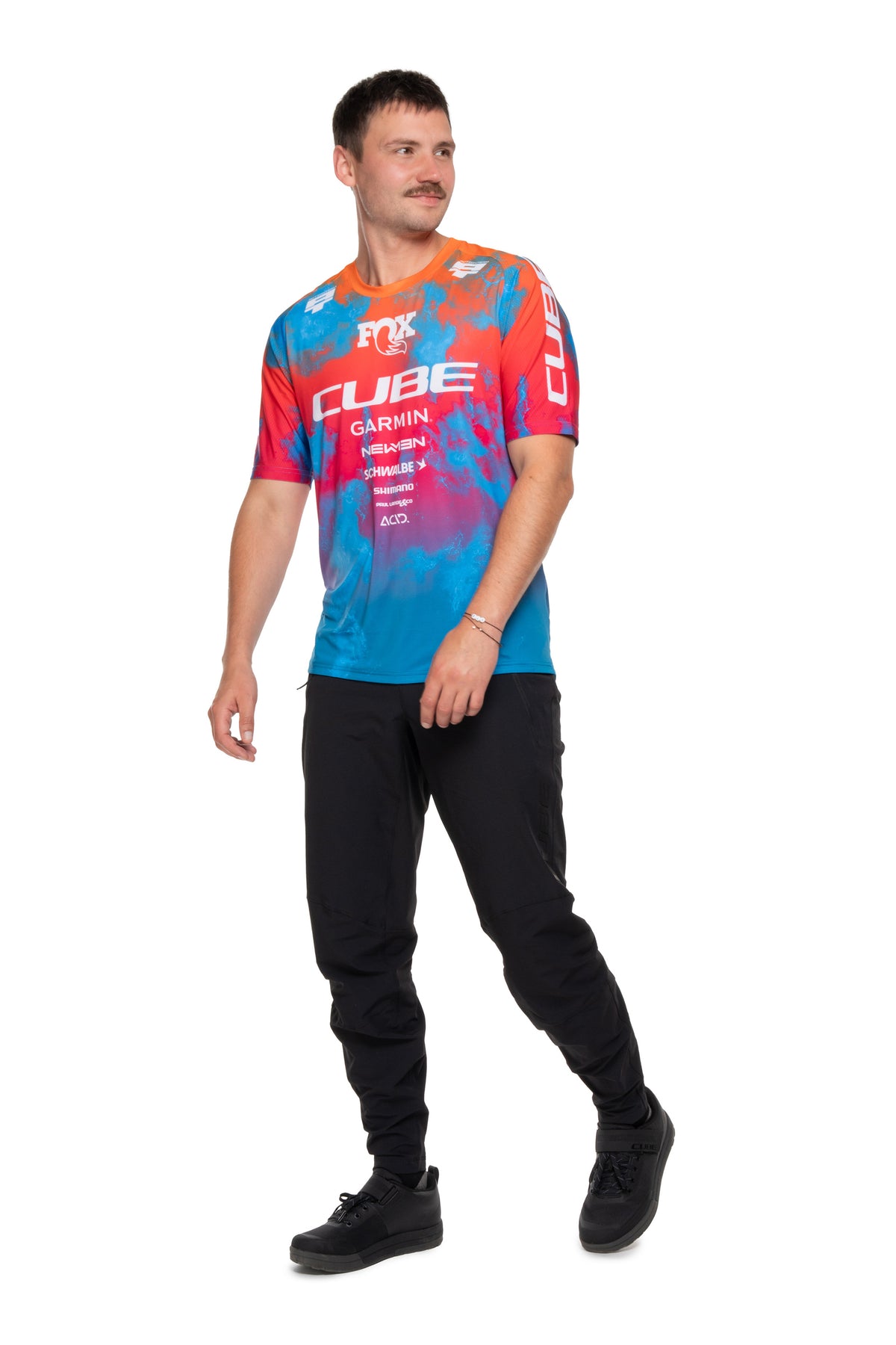 Tricou CUBE MTB Jersey x Actionteam S/S Blue/Green pe model (182 cm, mărimea M) – față