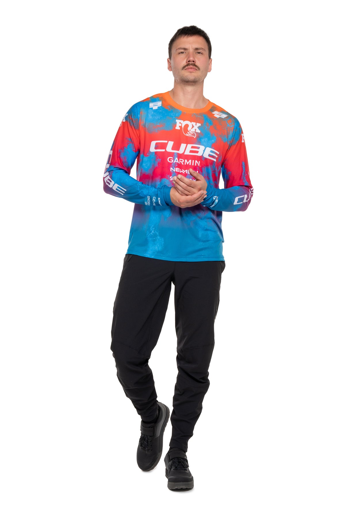 Tricou CUBE MTB Jersey x Actionteam L/S Blue/Green pe model (185 cm, mărimea M) – față