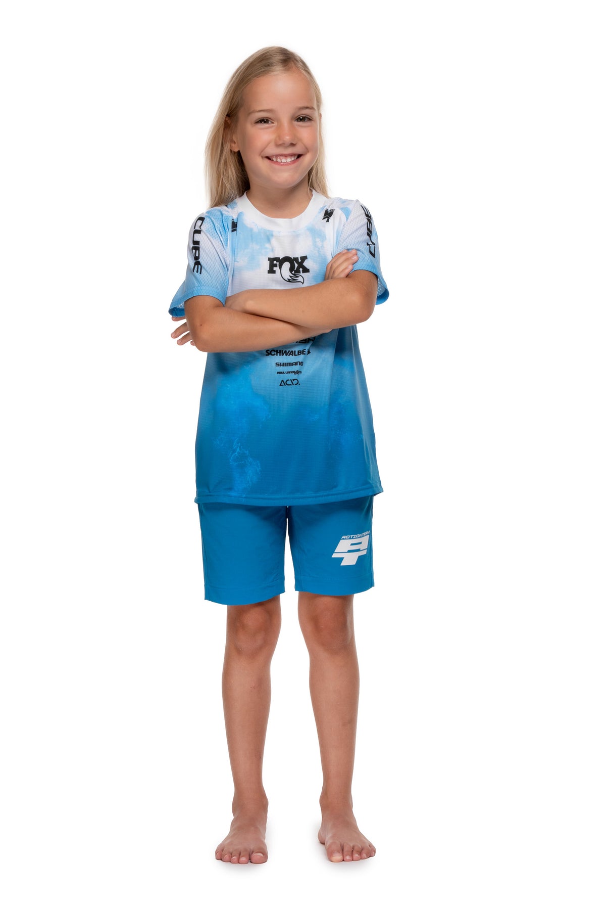 Tricou CUBE MTB Jersey Rookie x Actionteam S/S Blue/White pe model – față