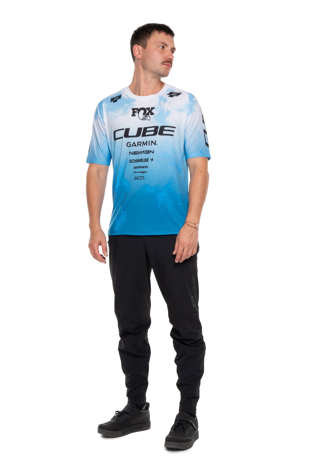 Tricou CUBE MTB x Actionteam S/S Blue/Green pe model (182 cm, mărimea M) – față