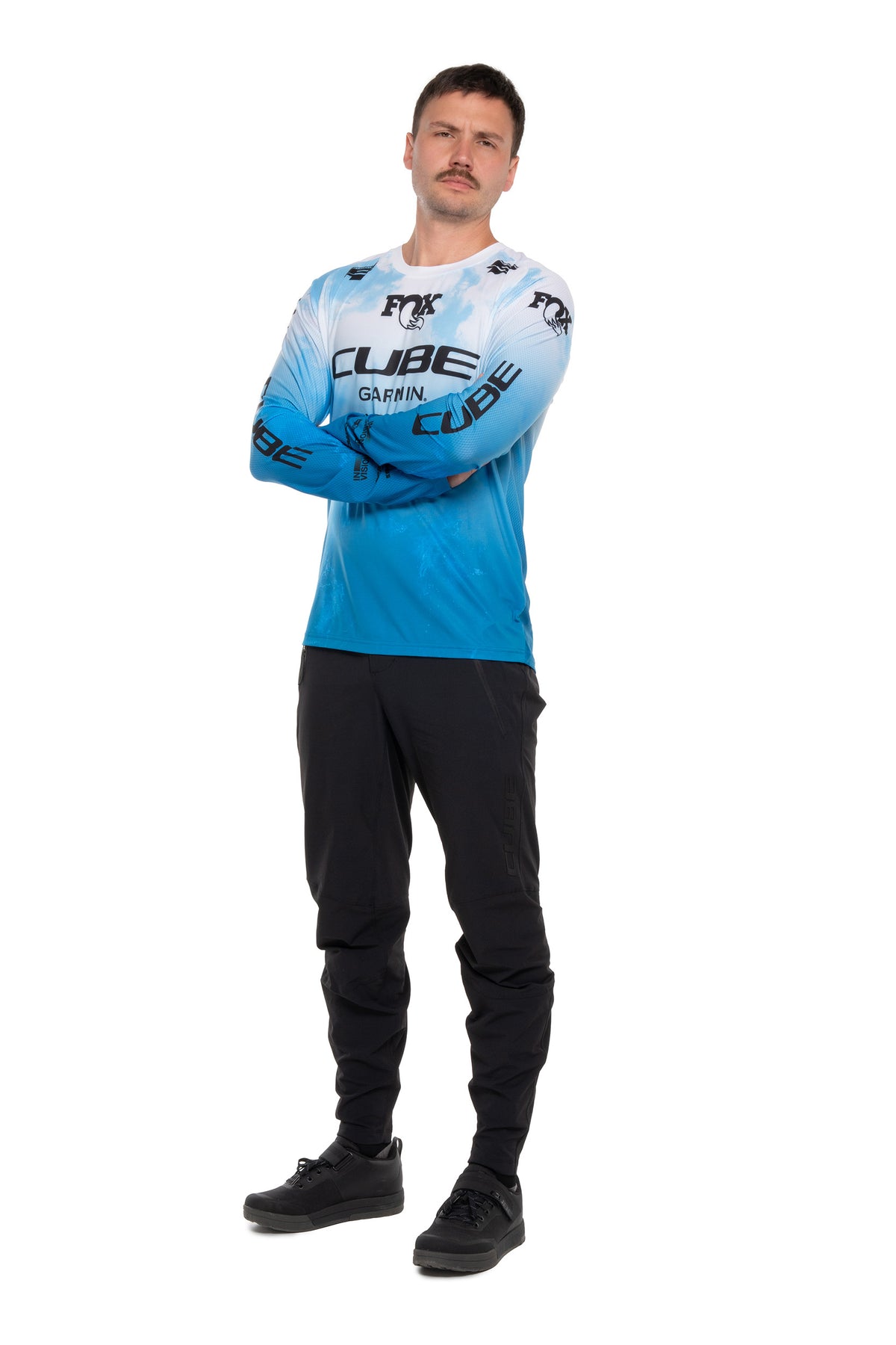 Tricou CUBE MTB x Actionteam L/S Blue/White pe model (185 cm, mărimea M) – față