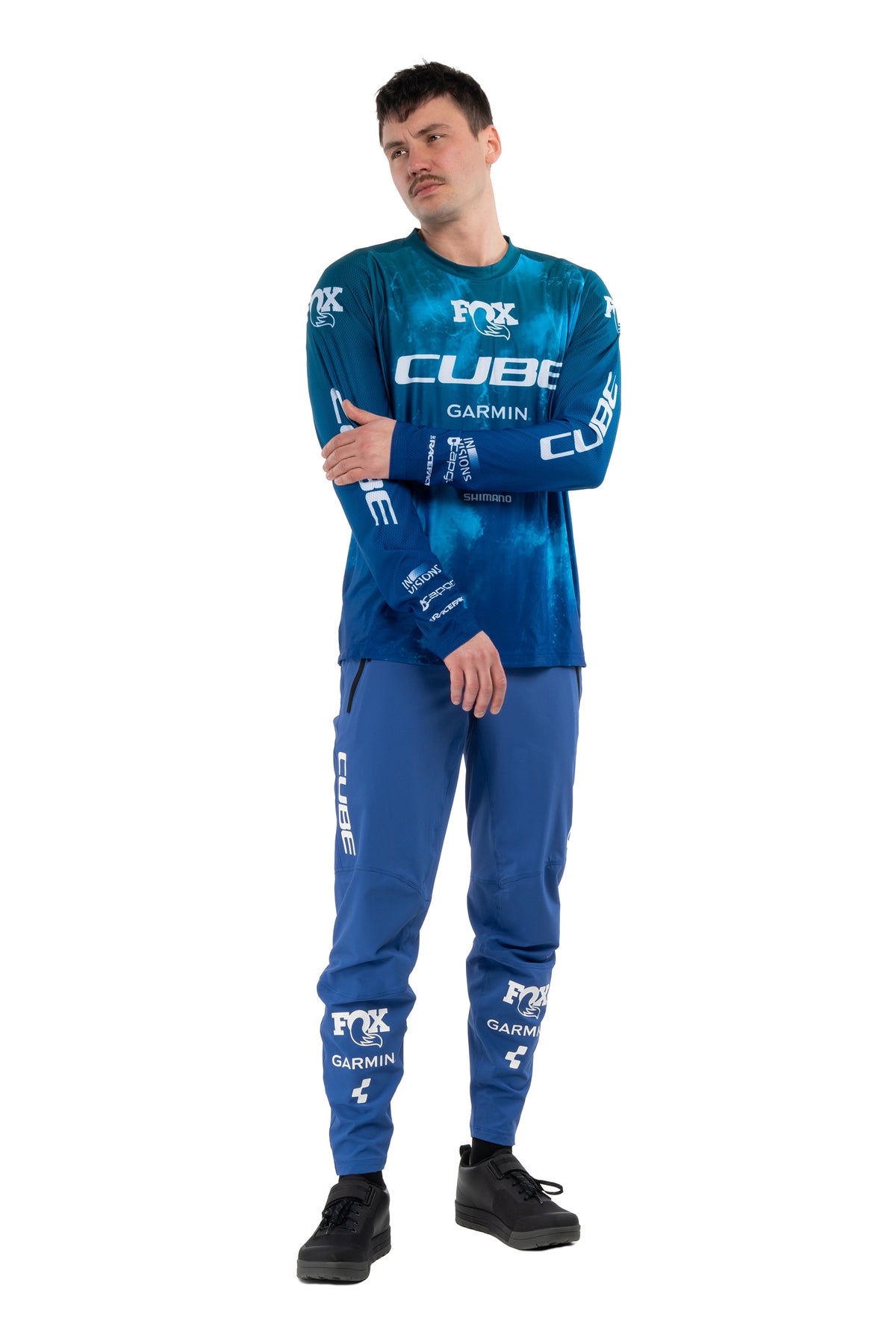 Pantaloni CUBE MTB x Actionteam pe model (185 cm, mărimea M) – față