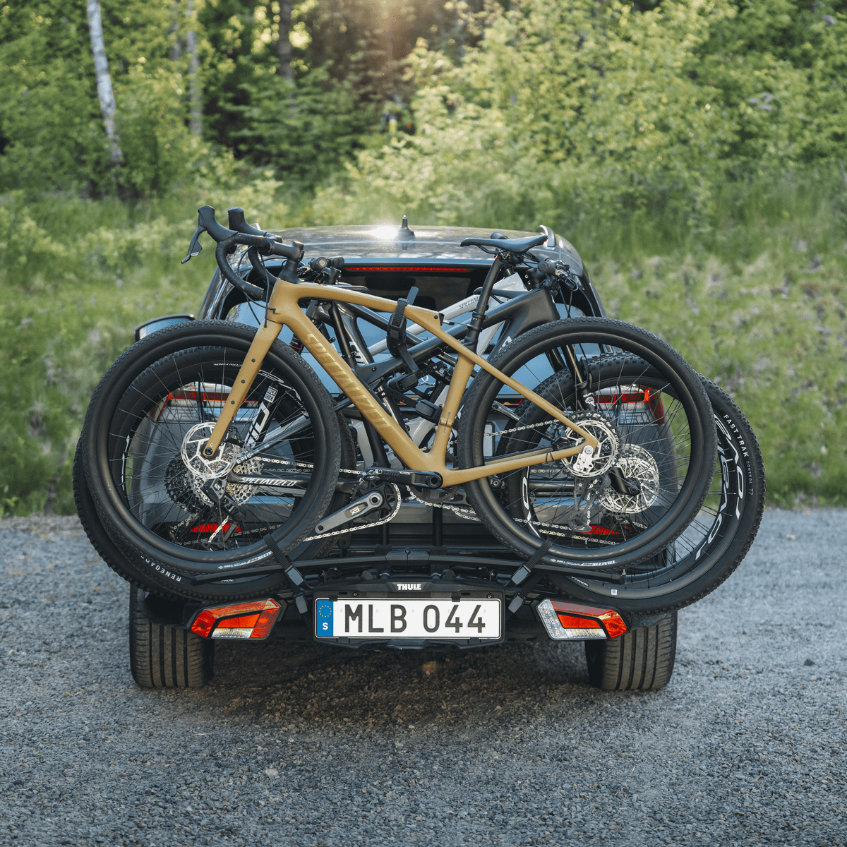 Thule EasyFold 3 cu doua biciclete montate pe carligul unei masini