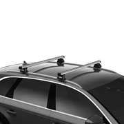 Thule ProBar Evo cu picioare Evo Flush Rail pe bare longitudinale integrate